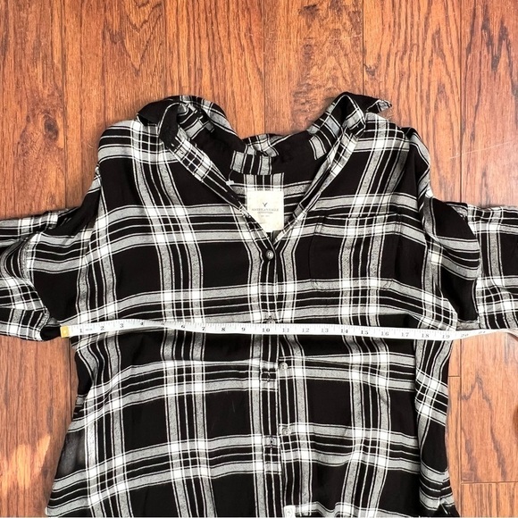 American Eagle Black and White Plaid Flowy Button Down Blouse Size Extra Small - Picture 8 of 10